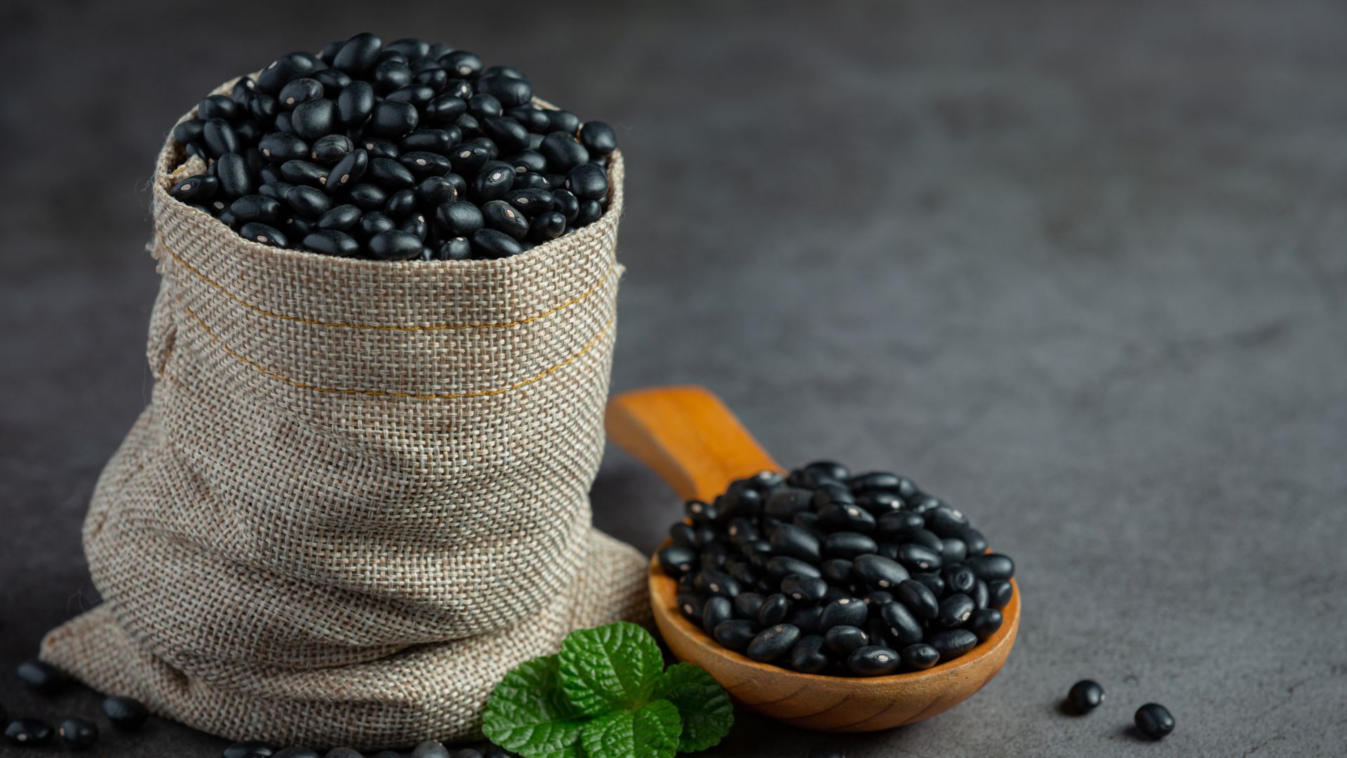 Read more about the article The Benefits of Black Beans for Weight Loss and Blood Sugar Control